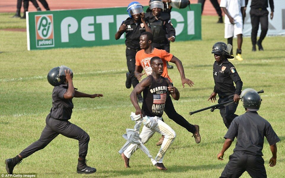 Полиция жестоко избила африканских болельщиков: фото инцидента