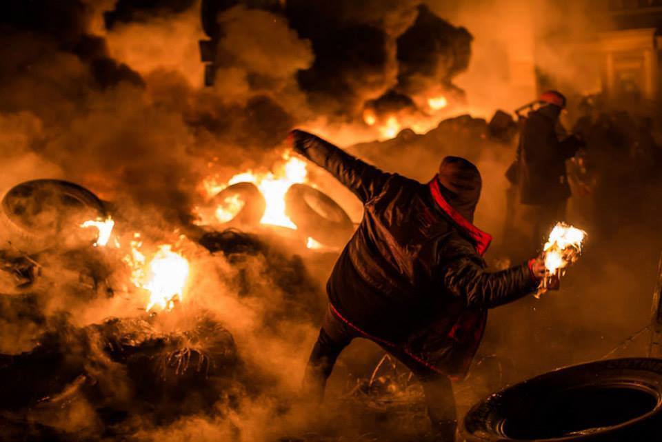 В соцсети опубликовали 42 легендарных фото с горящего киевского Евромайдана