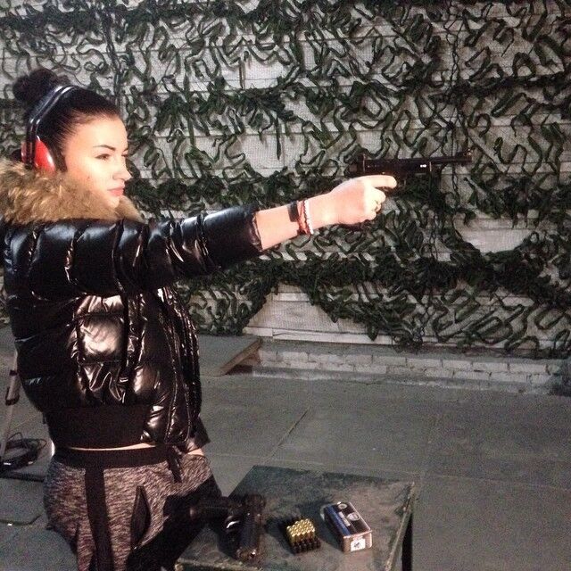 Анастасия Приходько берет уроки стрельбы