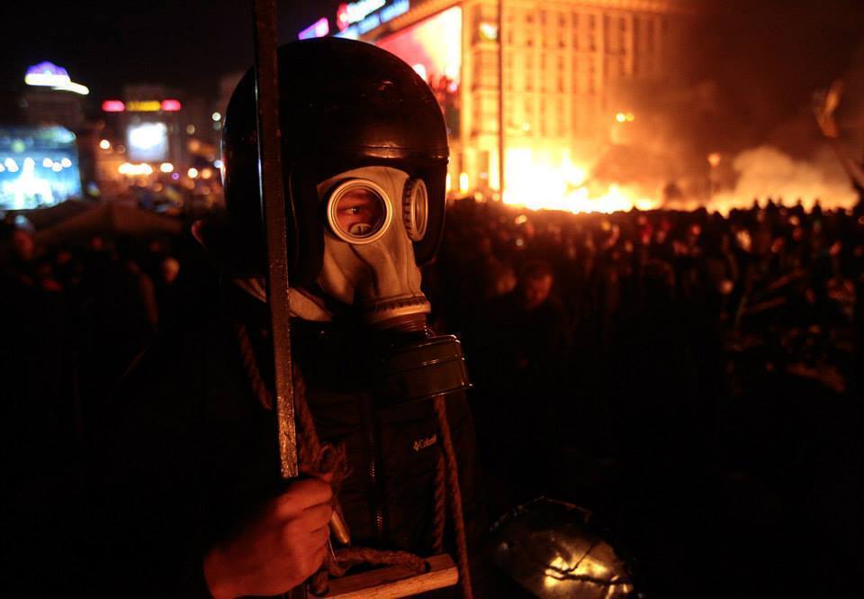 В соцсети опубликовали 42 легендарных фото с горящего киевского Евромайдана