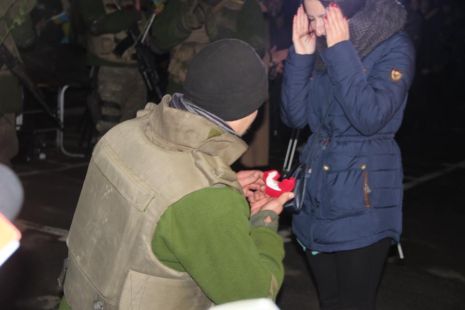 Боєць АТО зробив публічну пропозицію руки і серця: фотографії романтичного зізнання