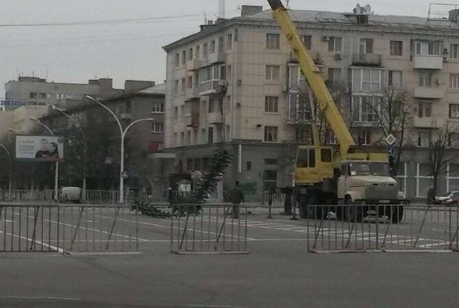 Война войной,  а Новый год по расписанию: в оккупированном Луганске устанавливают елку