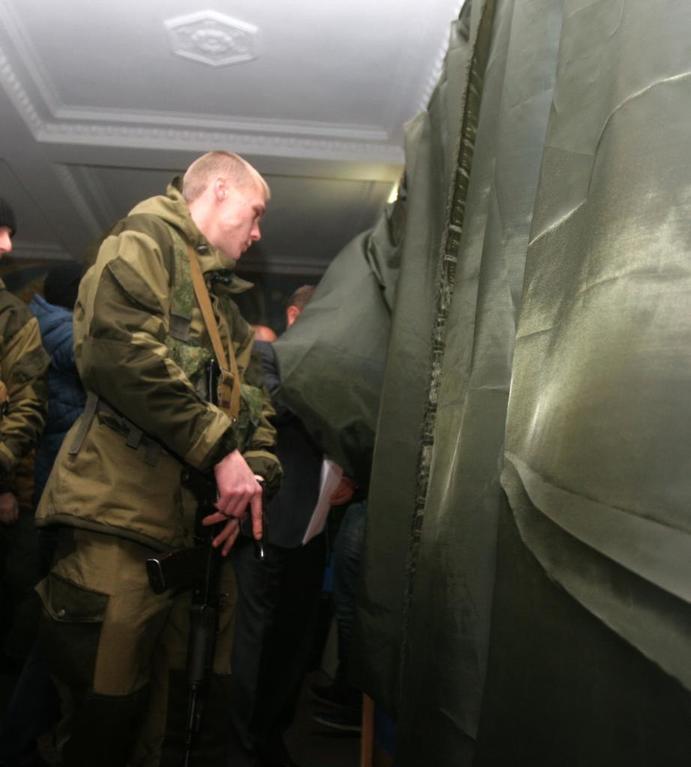 Подробности псевдовыборов в Донецке: картошка по гривне, "бюллетени" с принтера и боевики на "участках"