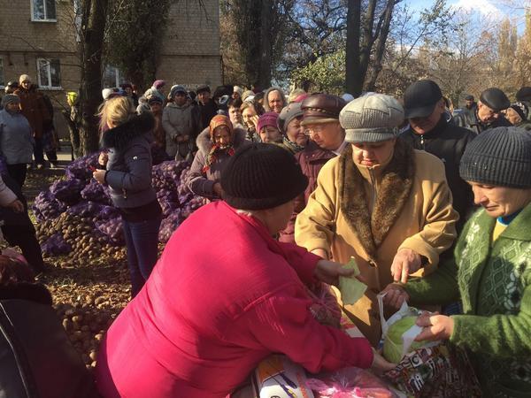 Появились фото с "выборов" боевиков: раздача продуктов и "бюллетени" на бумажках