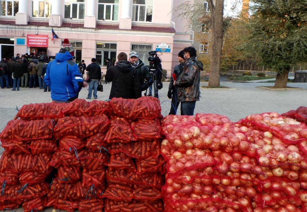 Подробиці псевдовиборів в Донецьку: картопля по гривні, "бюлетені" з принтера і бойовики на "ділянках"