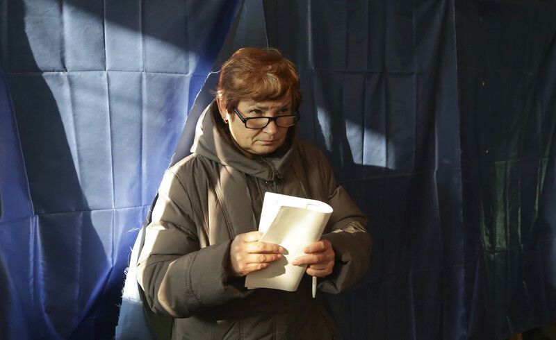 Появились фото с "выборов" боевиков: раздача продуктов и "бюллетени" на бумажках