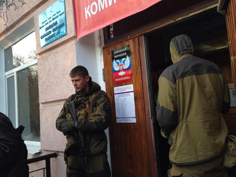 Подробиці псевдовиборів в Донецьку: картопля по гривні, "бюлетені" з принтера і бойовики на "ділянках"