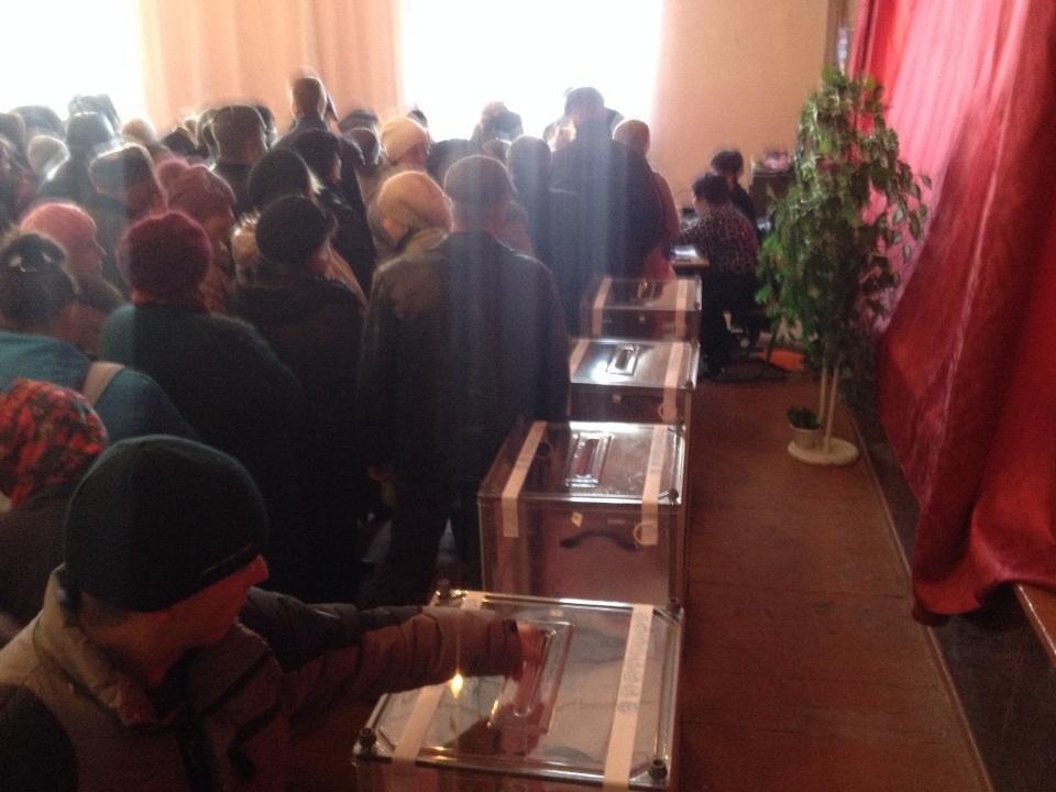 Появились фото с "выборов" боевиков: раздача продуктов и "бюллетени" на бумажках