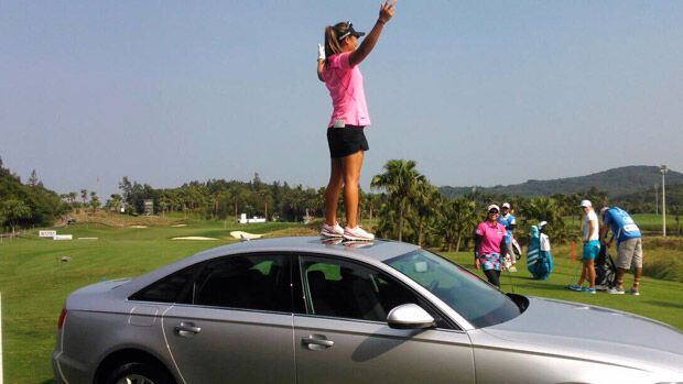 Американская гольфистка двумя ударами выиграла два автомобиля