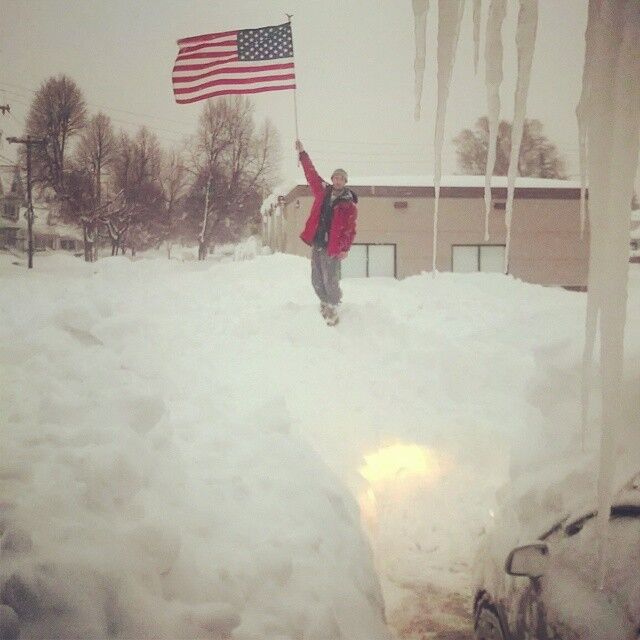 В Instagram массово выкладывают фото последствий снегопада в США: дома занесло по крышу