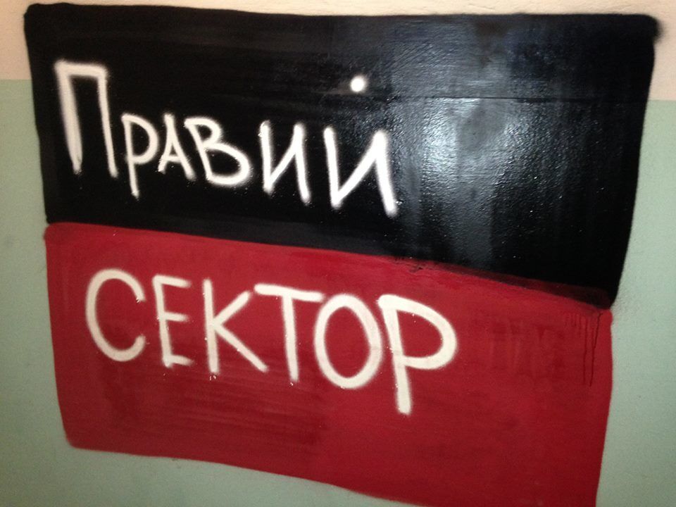 "Слава Україні!": невідомі розмалювали під'їзд російської активістки, що "наїхала" на Пореченкова