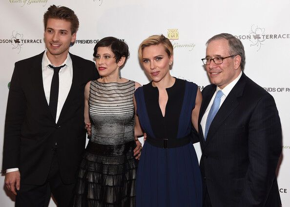 Скарлетт Йоханссон с братом-близнецом на красной дорожке 