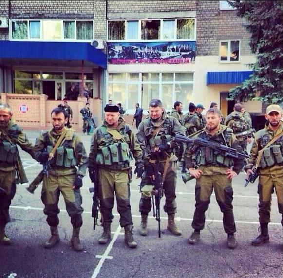 Чеченские наемники в Instagram похвастали "ксивами ополченцев" и фотографией с Захарченко