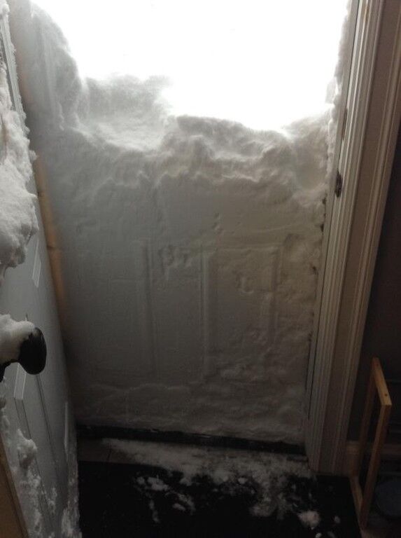 В Instagram массово выкладывают фото последствий снегопада в США: дома занесло по крышу