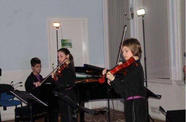 Дети Порошенко сыграли на фортепиано для украинской общины в Лондоне: опубликованы фото