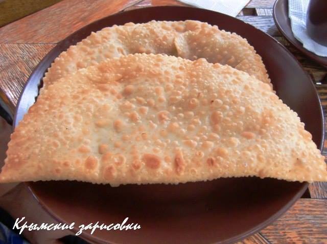 Біженці з Криму відкрили в Києві кіоск з кримськотатарськими чебуреками