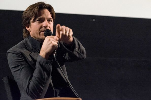 Дженнифер Энистон хочет казаться умной