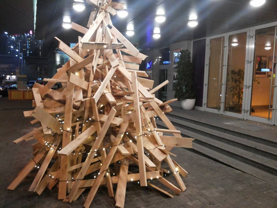 На киевской улице появилась елка из досок: фотофакт