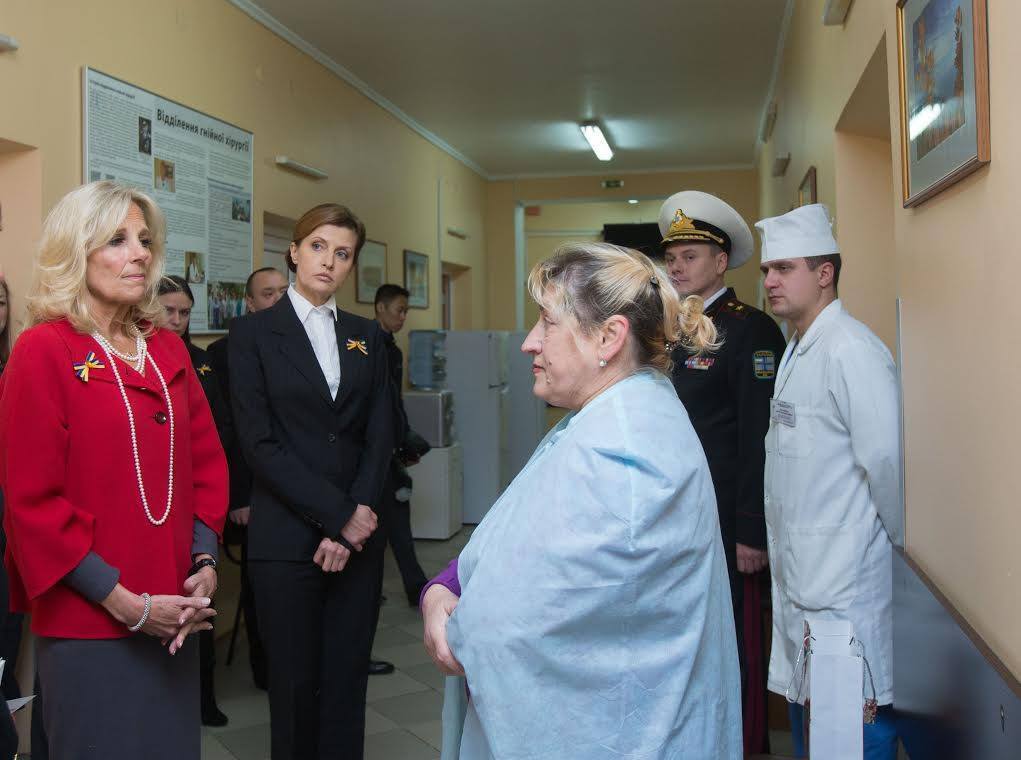 Супруги Порошенко и Байдена посетили раненых бойцов АТО: опубликованы фото