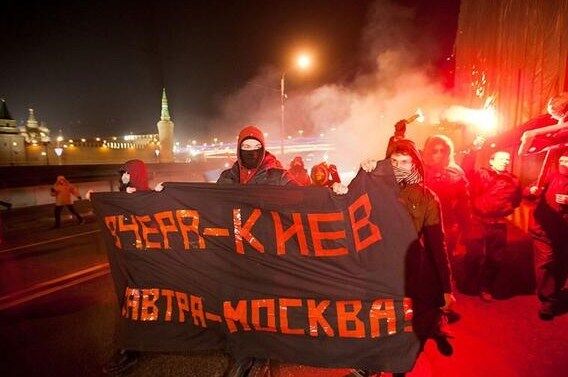 У Кремля активисты устроили Майдан и сожгли чучело Путина: опубликованы фото и видео