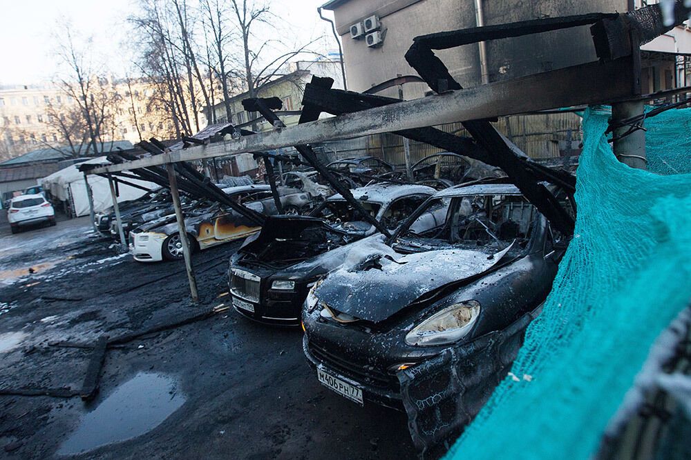 В центре Москвы на стоянке сожгли 12 дорогостоящих автомобилей одной из фирм