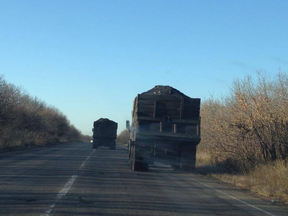В Украину нелегально завозят уголь из контролируемых боевиками копанок на Донбассе: фотодоказательство