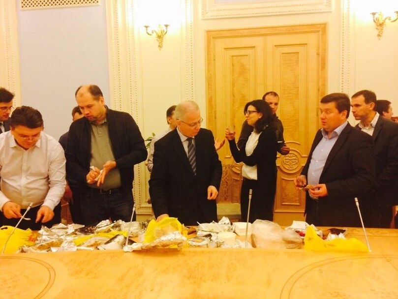 Після підписання коаліційної угоди представники партій їли з пластикового посуду і ділили вареники  