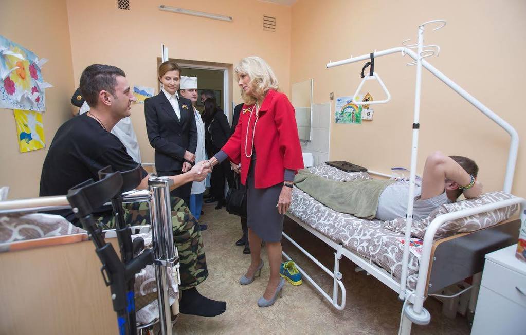 Дружини Порошенка і Байдена відвідали поранених бійців АТО: опубліковано фото