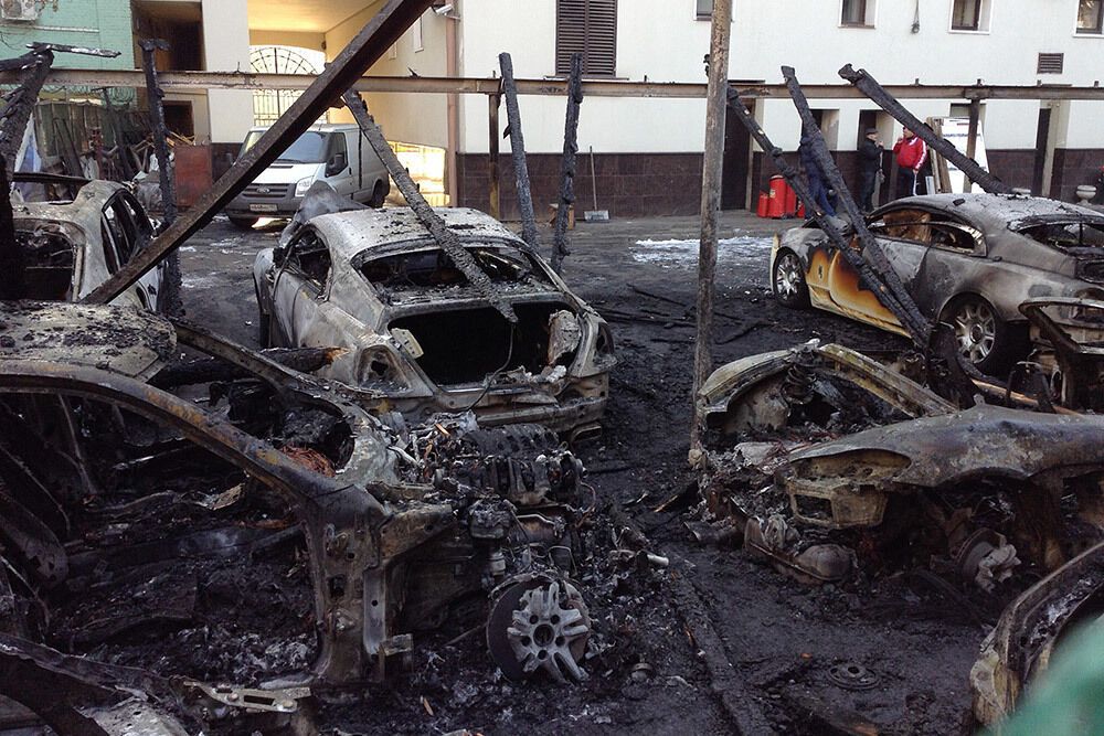 В центре Москвы на стоянке сожгли 12 дорогостоящих автомобилей одной из фирм