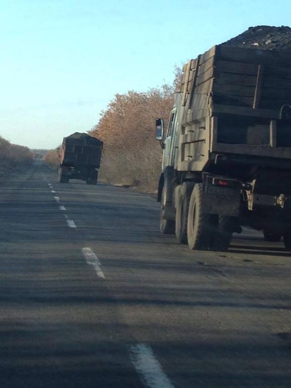 В Украину нелегально завозят уголь из контролируемых боевиками копанок на Донбассе: фотодоказательство