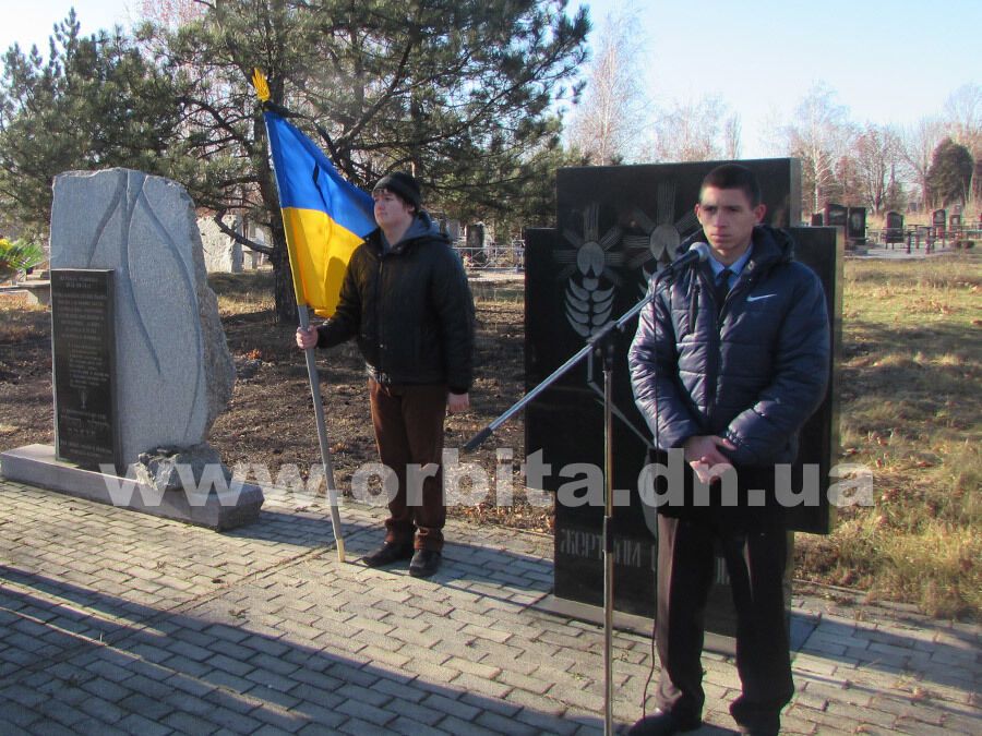 Украинцы почтили минутой молчания и зажгли свечи в память жертв Голодомора: опубликованы фото