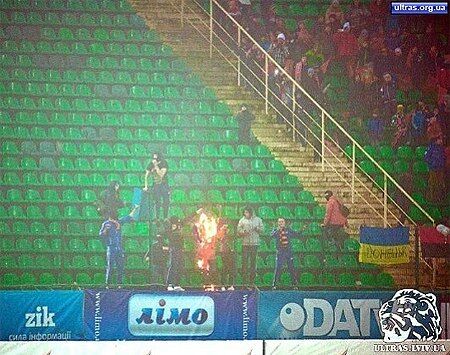 Ультрас "Шахтера" на матче во Львове сожгли флаг России