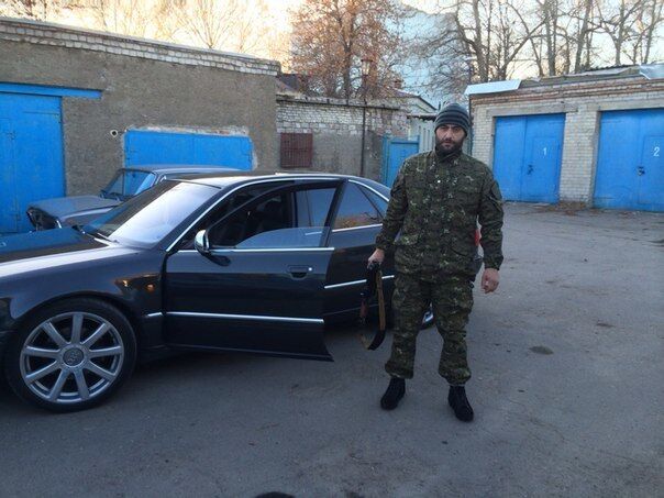 Наемники-чеченцы из Донецка хвастаются фотографиями крутого авто, подаренного сыном Януковича