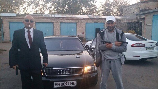 Наемники-чеченцы из Донецка хвастаются фотографиями крутого авто, подаренного сыном Януковича