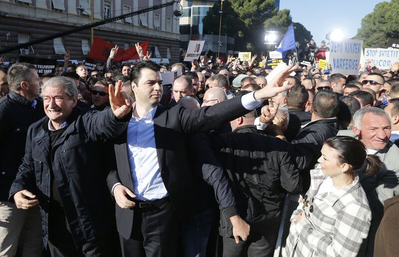 Тысячи албанцев вышли на акцию протеста