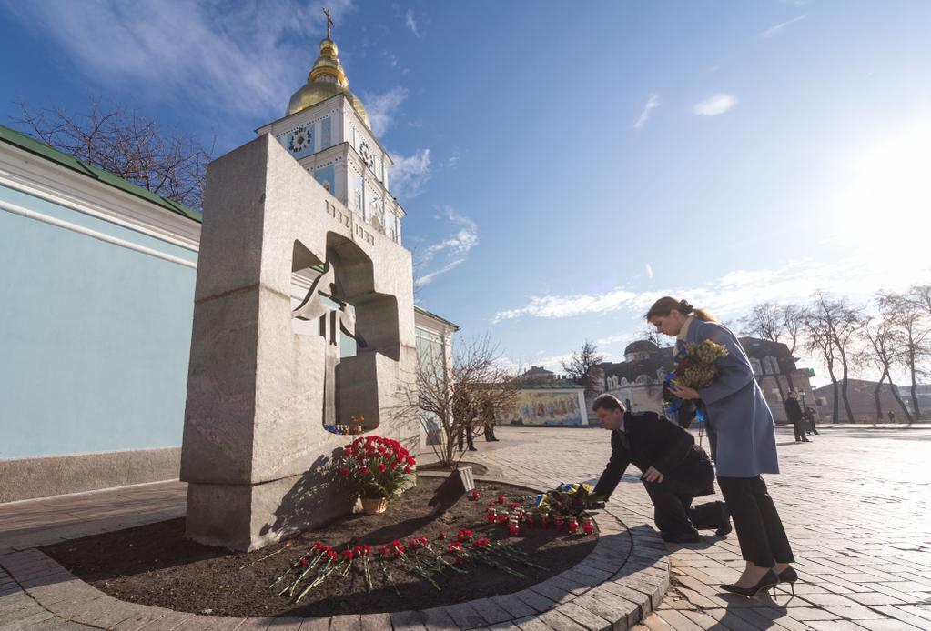 Президентская чета возложила цветы к Памятному знаку жертвам Голодомора