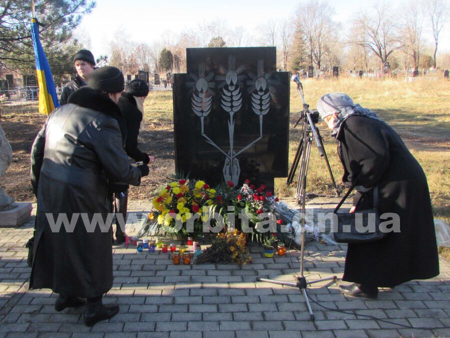 Украинцы почтили минутой молчания и зажгли свечи в память жертв Голодомора: опубликованы фото