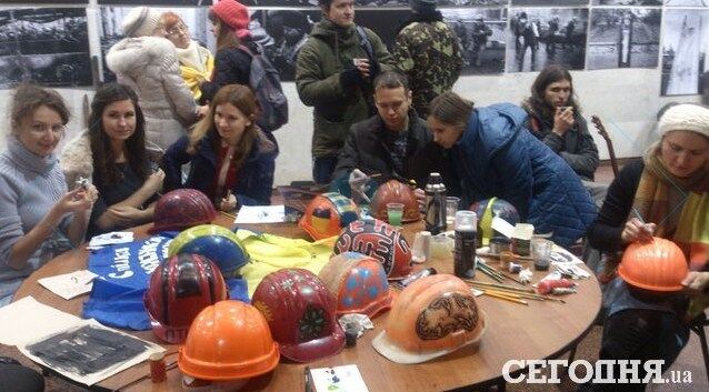 В Киеве прошла выставка касок и шлемов евромайдановцев: опубликованы фото