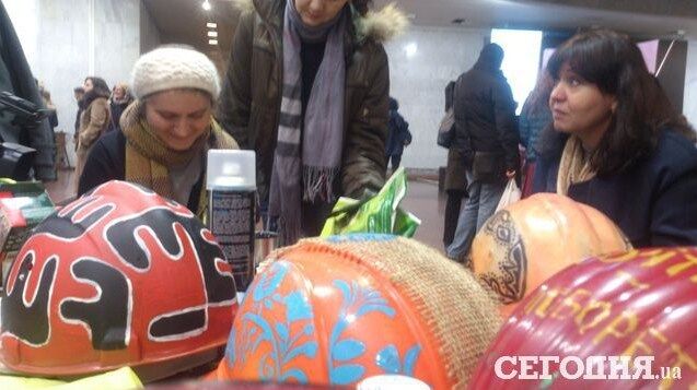 В Киеве прошла выставка касок и шлемов евромайдановцев: опубликованы фото