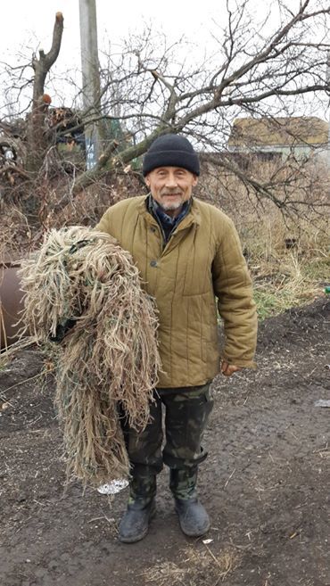 Даст фору многим молодым. В сети показали украинского снайпера из зоны АТО деда Василия