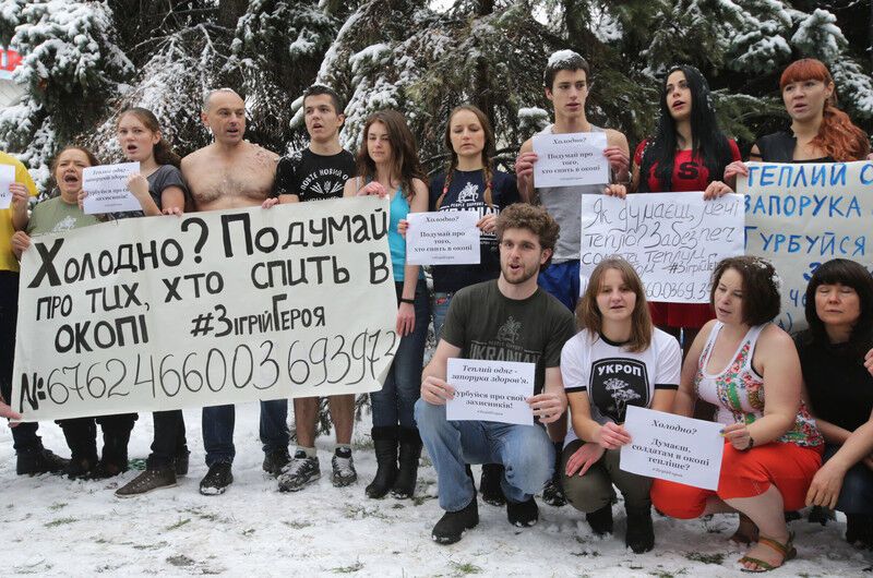 В заснеженном Киеве полуголые активисты провели флешмоб ради АТО: опубликованы фото