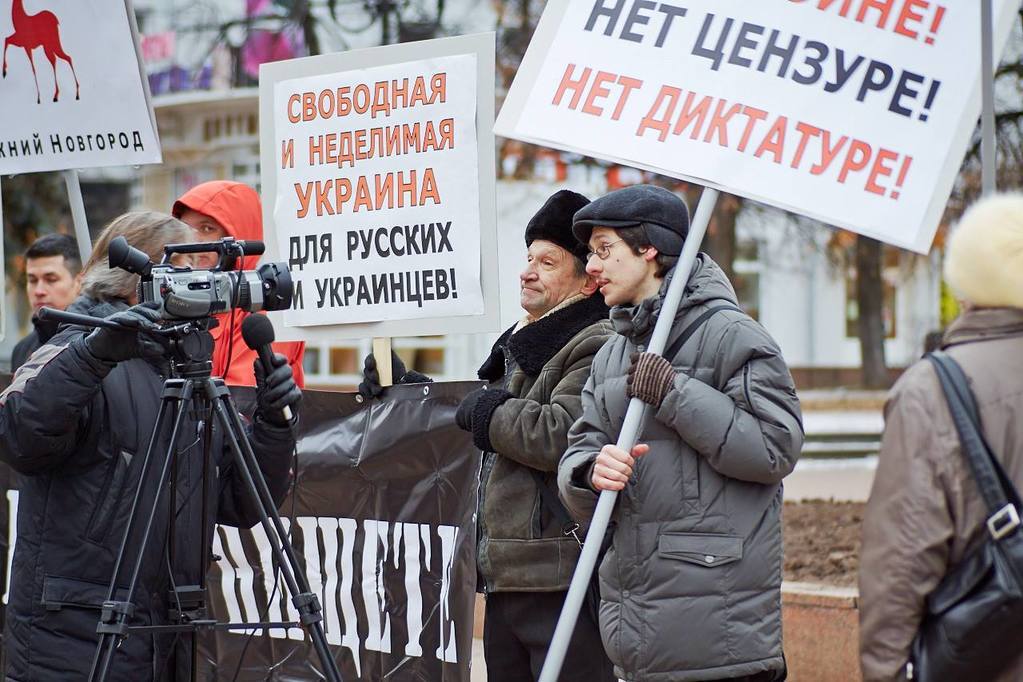 Разбей телевизор и включи мозги. Россияне вышли на протест против агрессии Путина