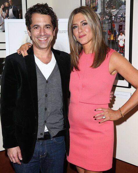 Дженнифер Энистон в розовом мини: не самый удачный выбор