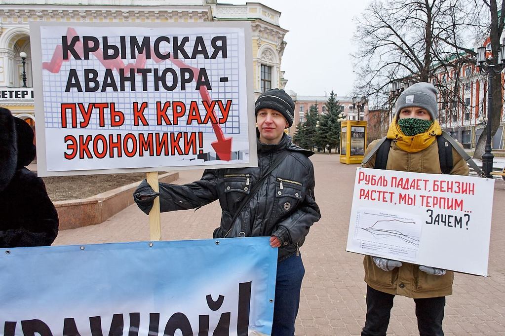 Розбий телевізор і увімкни мозок. Росіяни вийшли на протест проти агресії Путіна