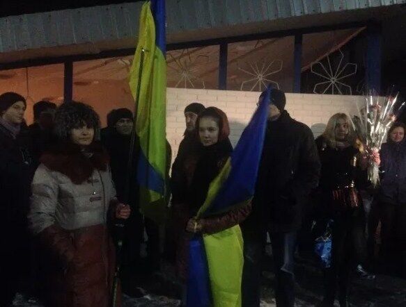 Киевляне слезами и цветами встретили героических "киборгов": опубликованы фото и видео