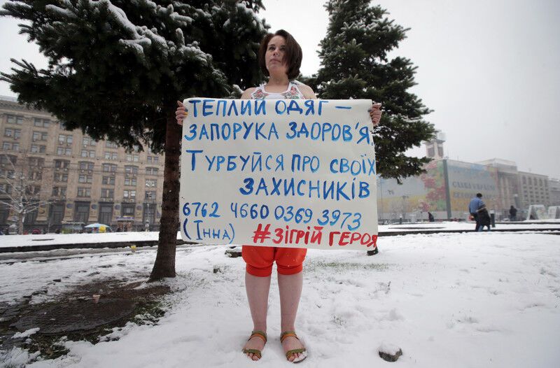В заснеженном Киеве полуголые активисты провели флешмоб ради АТО: опубликованы фото