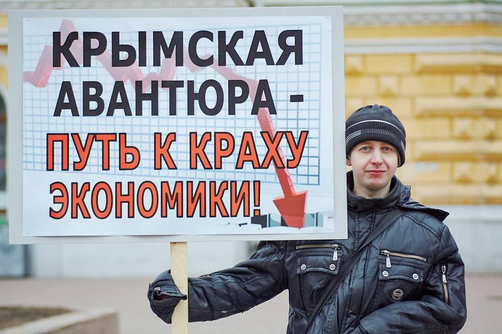 Разбей телевизор и включи мозги. Россияне вышли на протест против агрессии Путина