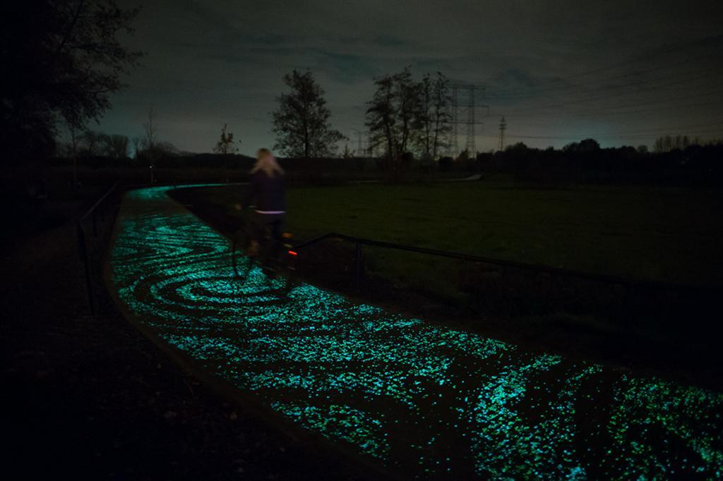 Светящийся велосипедный путь в честь Ван Гога