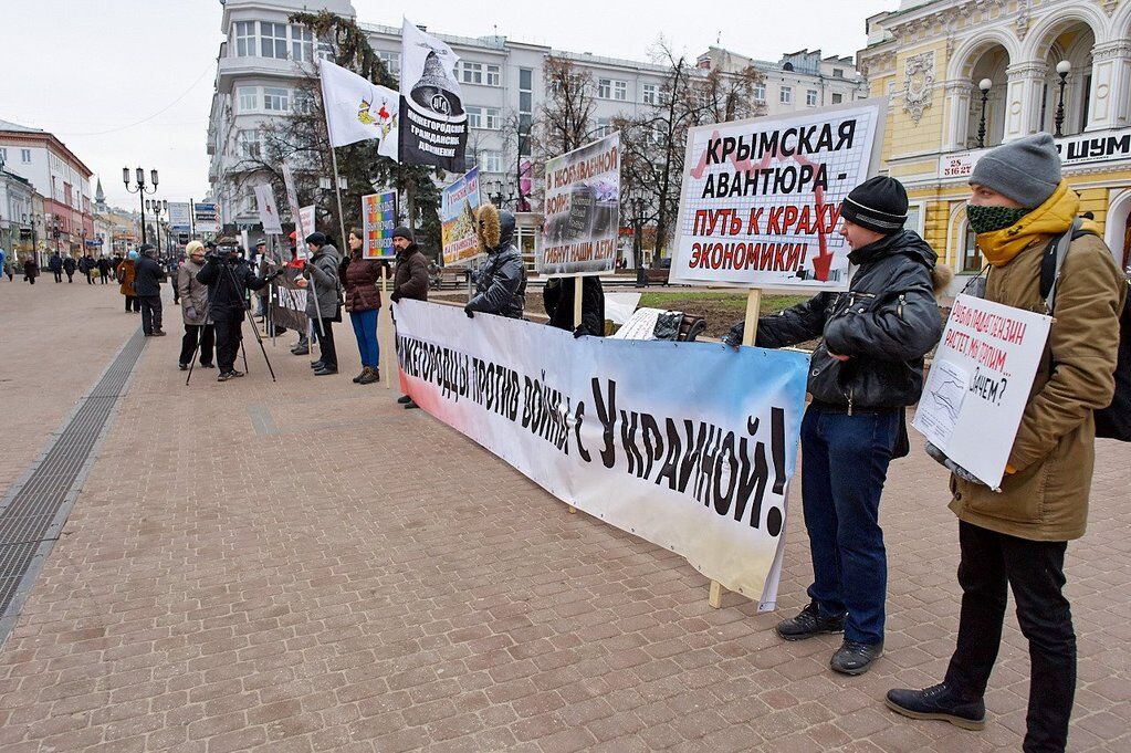 Разбей телевизор и включи мозги. Россияне вышли на протест против агрессии Путина