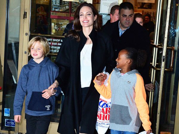 Анджелина Джоли с дочками Шайло и Захарой готовятся к Рождеству